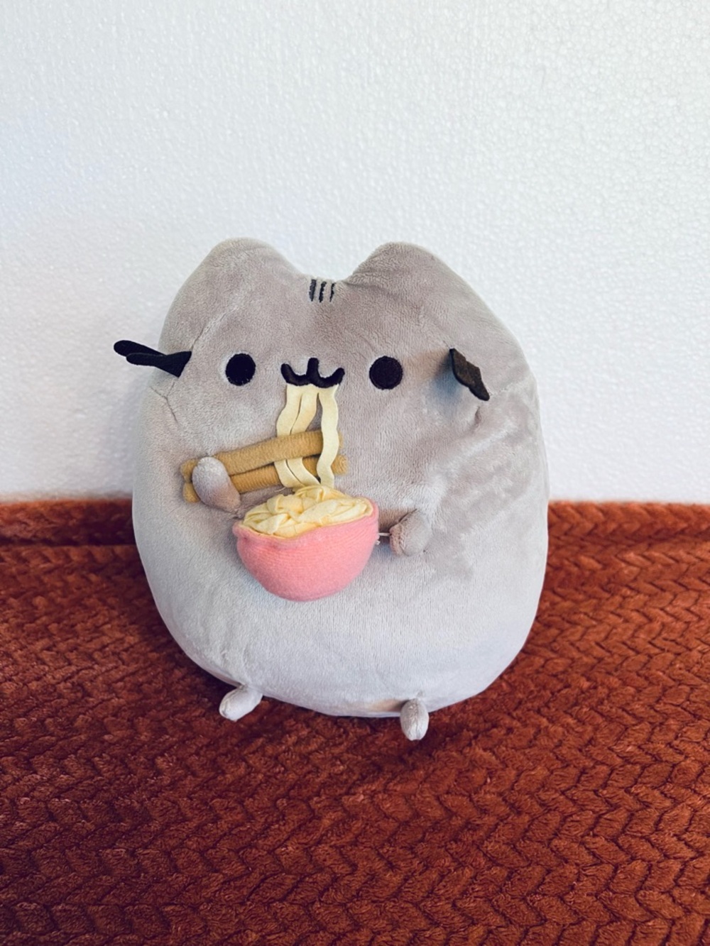Pusheen Plush Gray Kitty Cat Holding Pink Ramen Bowl 2017 Hot Topic HTF
